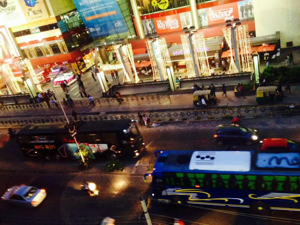 Traffic passing Forum Mall in Koramangala, Bengaluru at night